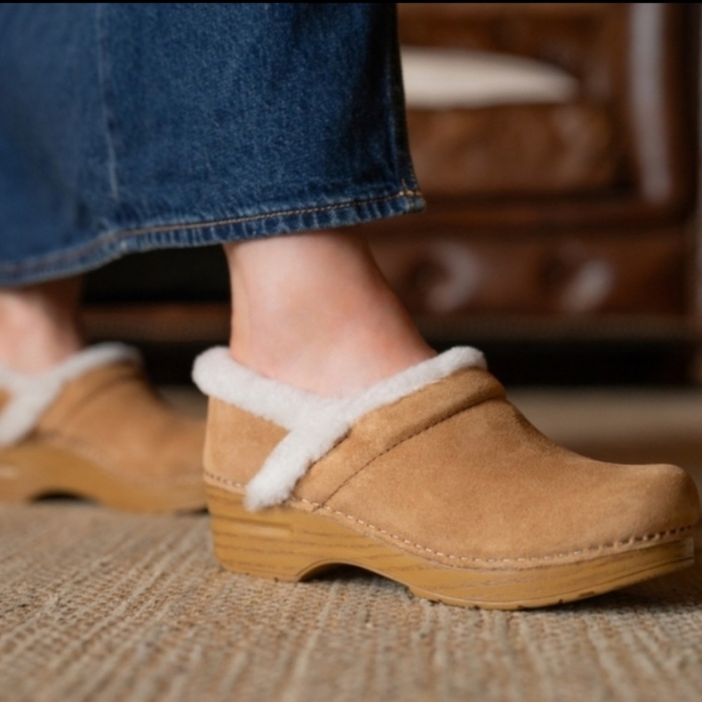 Dansko Pro Cozy Clogs Women's 11.5 Tan Suede Shearling Boho Cottagecore New $150 - Picture 3 of 15